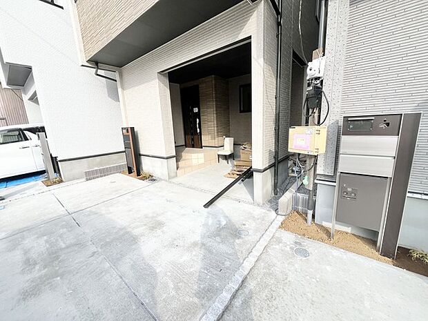 玄関までのアプローチが、住まいの風格を静かに物語る。