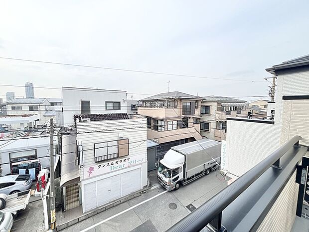 静かな街並みに、心地よい風が吹き抜けるような空間。