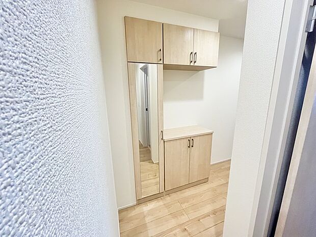 自然と調和する木目調の空間で、心地よいひとときを