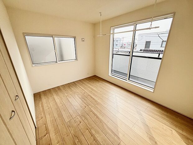 温かみのある木目調の床が心地よい、穏やかな空間。