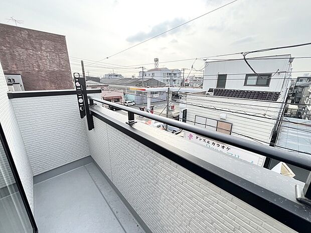 見晴らしの良いバルコニーは、日々の暮らしに彩りを与えてくれます。