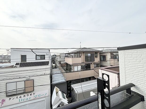 空と隣り合う、穏やかな街並みの広がりを感じる日々