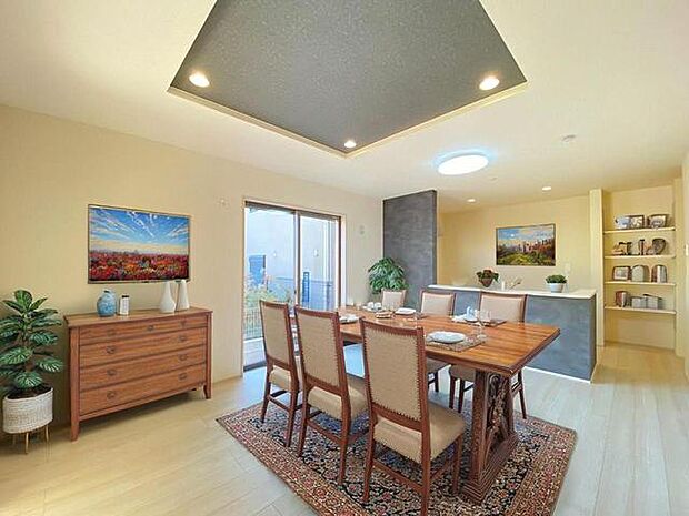 開放感と採光にこだわった広々LDK。 CGで家具を配置しております。家具配置のイメージにご覧ください。