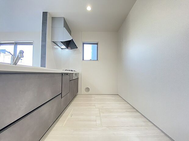 お子様と並んで料理をしても余裕のゆとりのキッチン