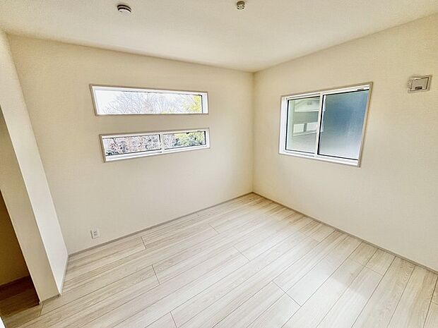 ナチュラルウッドの色合いが、室内にあたたかな雰囲気を運びます。