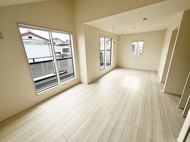 広々バルコニーから、たっぷり太陽の恵みが得られます。