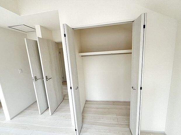 季節ごとの大物もしまえるたっぷりの収納スペース。