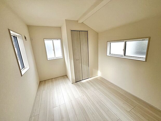 今からここを誰のお部屋にしようか、そんな洋室です。