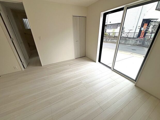 ご家族みんながゆったりくつろげる広々リビング。