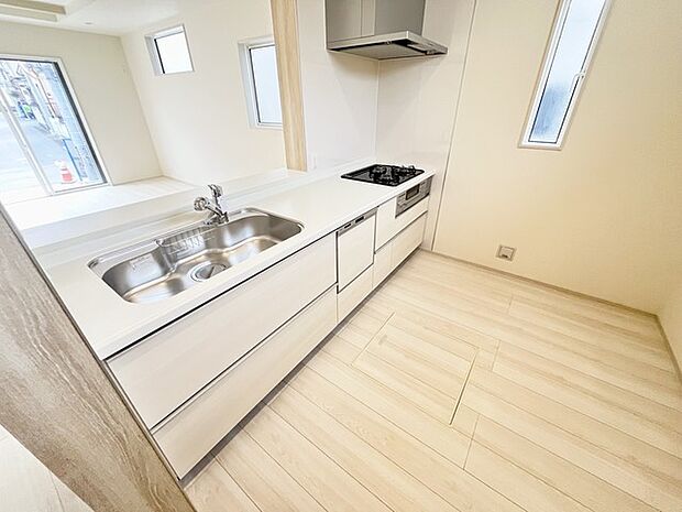 吊戸棚をなくした対面LDKはキッチンに立つ人の視界をワイドにしてくれます。