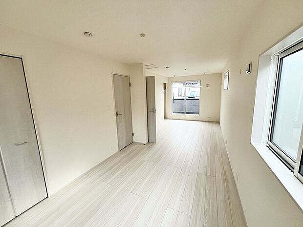 ナチュラルウッドの色合いが、室内にあたたかな雰囲気を運びます。