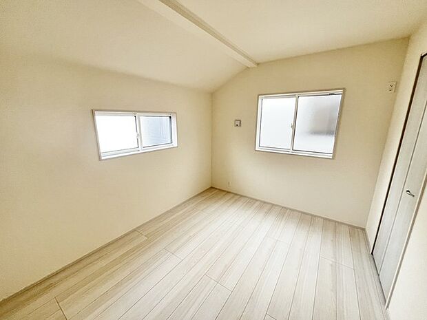 今からここを誰のお部屋にしようか、そんな洋室です。