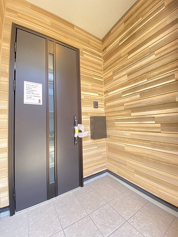 ポーチのついた新築分譲物件。玄関の印象はいかがでしょうか?入口からご覧ください。