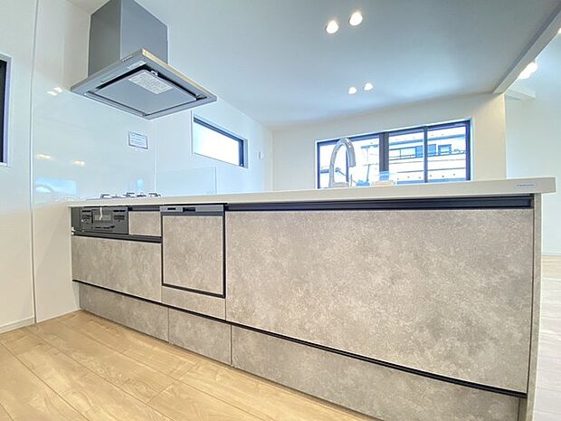 料理をしながらでもご家族との会話を楽しめる対面キッチン。