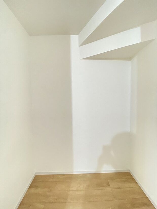 季節物の衣類もスッキリ収納できるウォークインクロゼット。