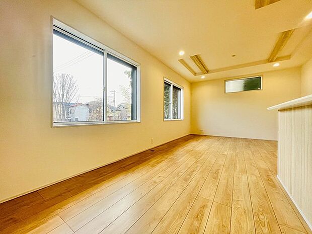 心地よい広がりを感じさせる、温かな木の床が広がる空間。