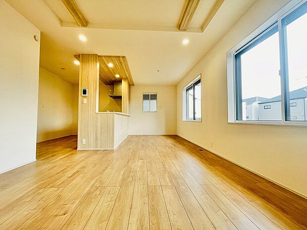 温もりを感じる木目調の床と、広々とした空間がお出迎え