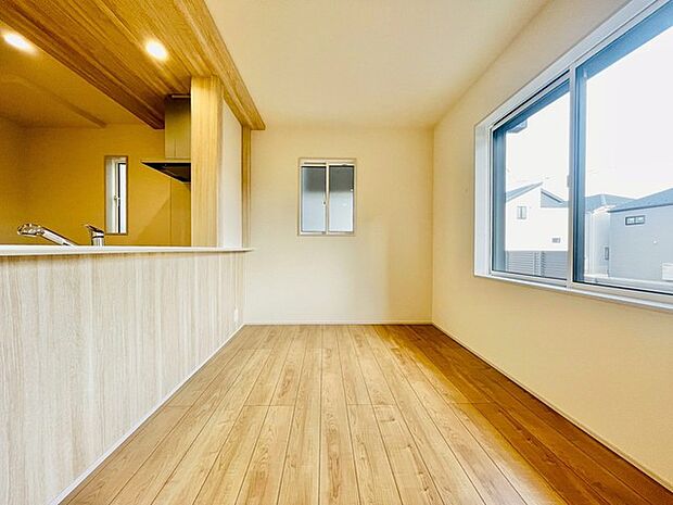 開放感あふれる空間に、木目調の温かみが心地よく溶け込む住まい