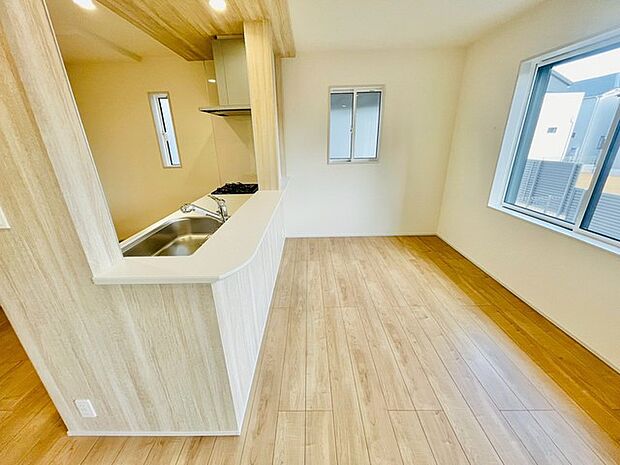 洗練された木調デザインが、心地よい居住空間を演出します。