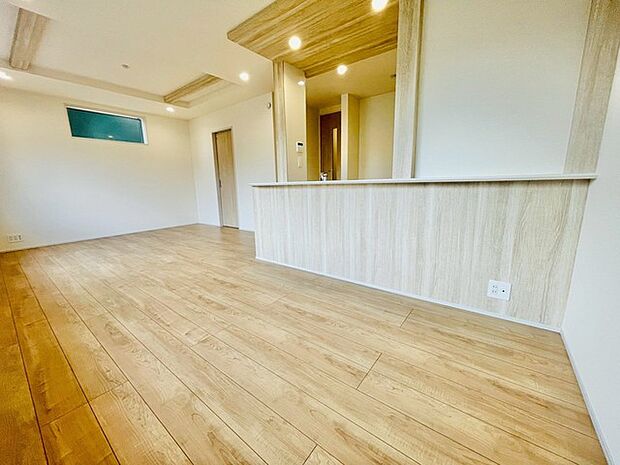 温かみのある木目調が心地よい、広々とした空間。