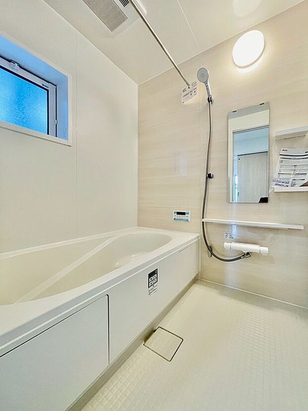 清潔感あふれる空間に、ゆったりとくつろげるバスタイムを。