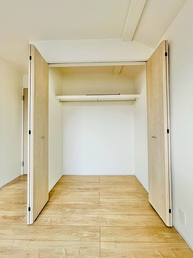 穏やかな木調の床と建具が調和する、心地よい空間。