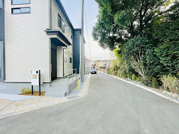 緑豊かな木々に囲まれた、穏やかな佇まい。