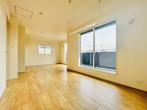 広々とした空間に、温かみのある床材が心地よい雰囲気を作り出しています