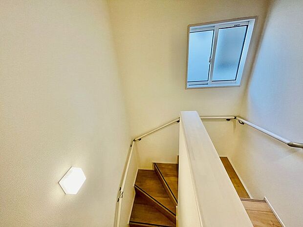 柔らかな光が階段の空間をやさしく照らしています