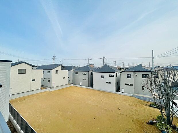 整然と並ぶ住まい、広がる青空と心地よい風を感じる街並み