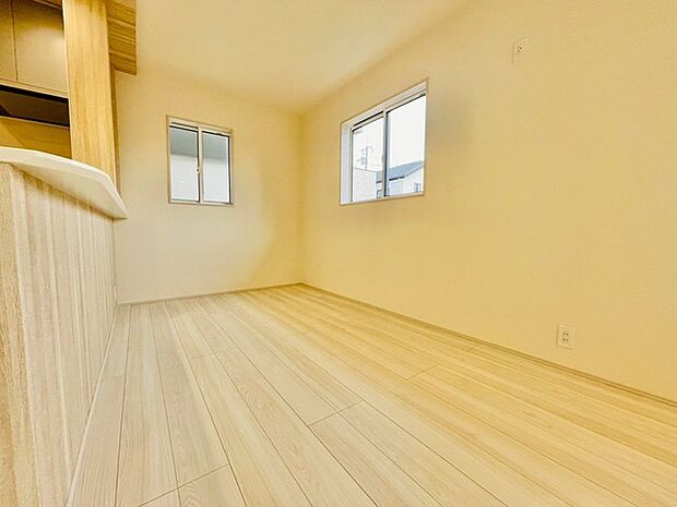 温かみのある木目調と柔らかな壁色が、穏やかな日常を彩る空間