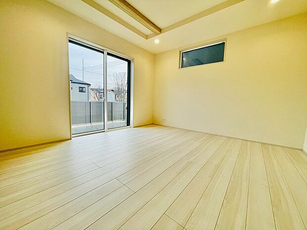 広々とした空間に、温かみのある床材が心地よい雰囲気を醸し出します。