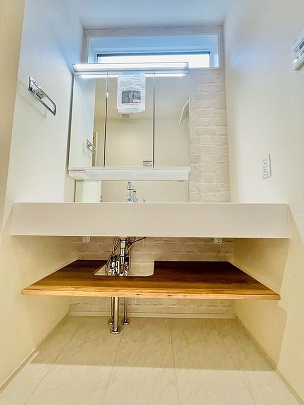 洗練されたデザインと温かみのある素材が調和する空間