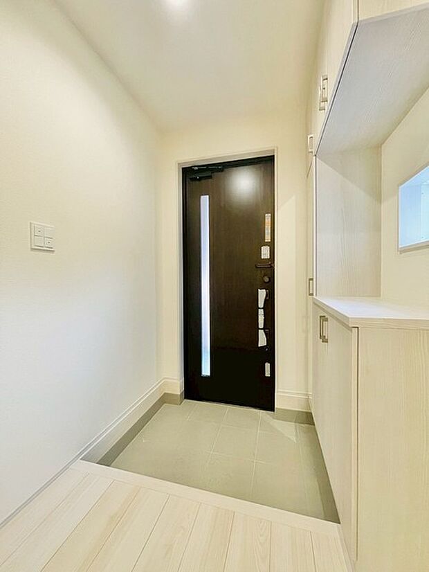 洗練された空間に、温かみのある明かりが灯る玄関