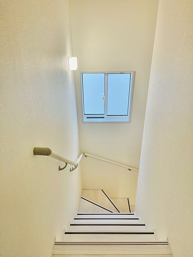 穏やかな光に満ちた、温かみのある空間。