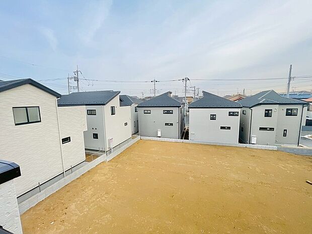 空が広がる、整然とした街並みに佇む住まい