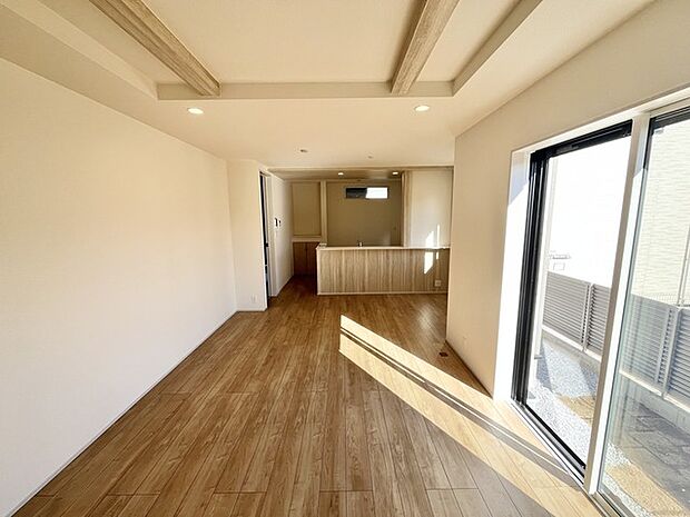 温かい木目調と柔らかな光が調和する、心地よい空間