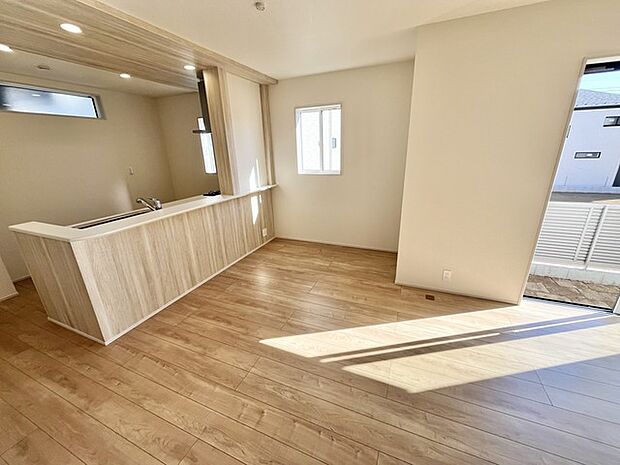 温もりある木調の空間に、爽やかな光が満ちる。