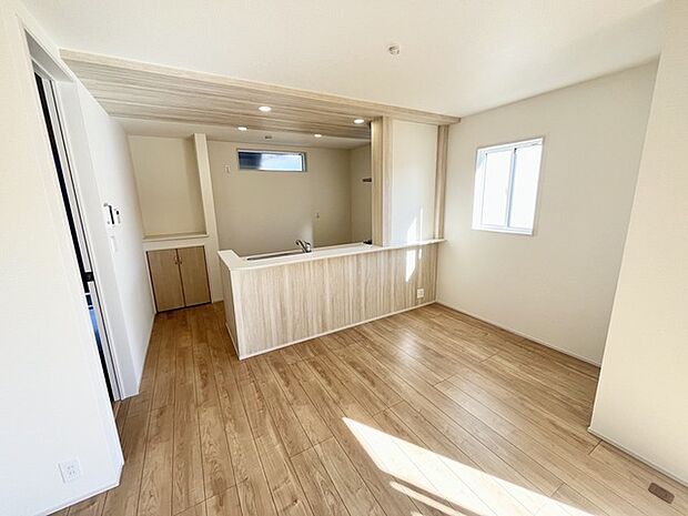 心地よい木の温もりと、柔らかな光が満ちる空間。