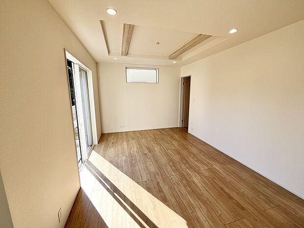 温かな木目調の床が心地よい、開放感あふれる空間。