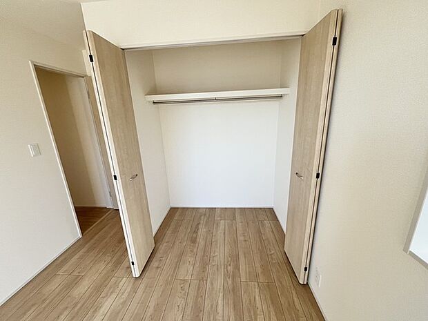 扉を開けると、心地よい広がりがあなたを包み込む空間