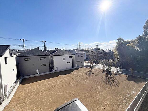 晴れやかな青空の下、広がる空地が心地よい開放感をもたらします