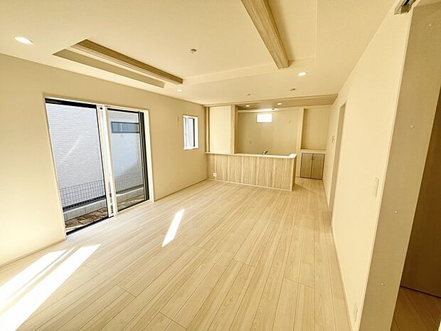 温かな光が広がる、心地よい空間が広がります