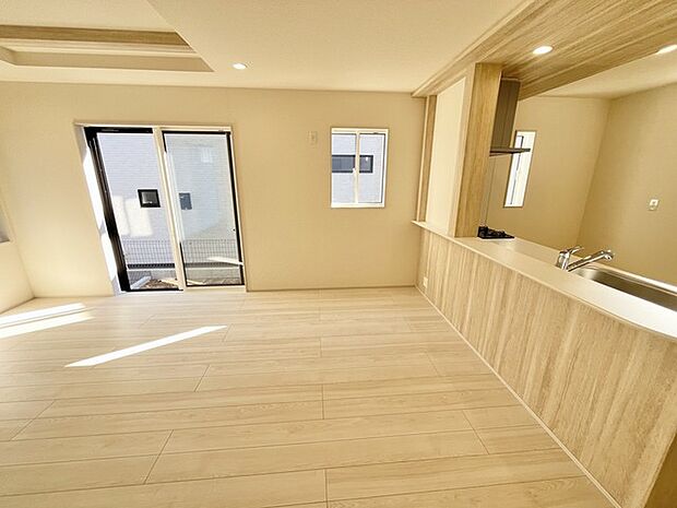 柔らかな木目調に包まれる、心安らぐ開放的な空間。