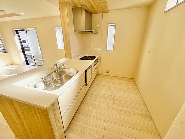 木目調の床が温かみを感じさせる、心地よい空間