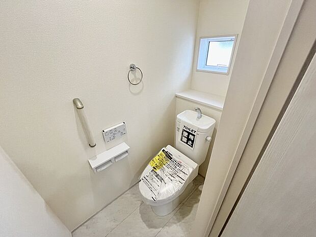 清潔感あふれる空間に、穏やかな採光が心地よい。