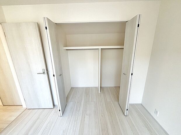 空間に広がりを感じさせる、整然とした佇まい。