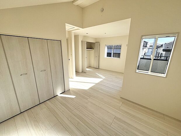 光が優しく広がる、穏やかな空間。