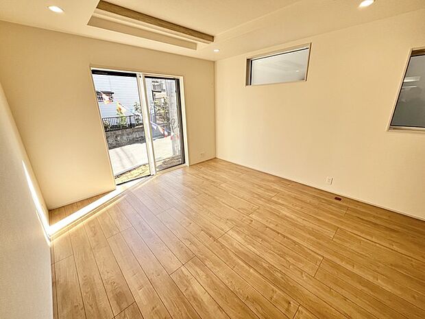 温かい光が心地よい、柔らかな印象の空間