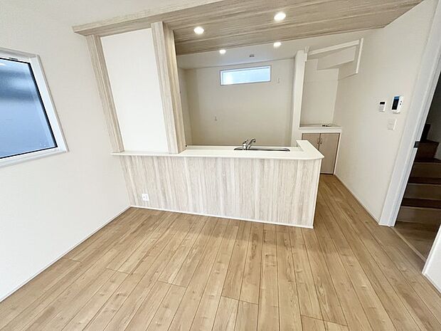 明るい木目調のカウンターが、温もりと広がりを感じさせる空間